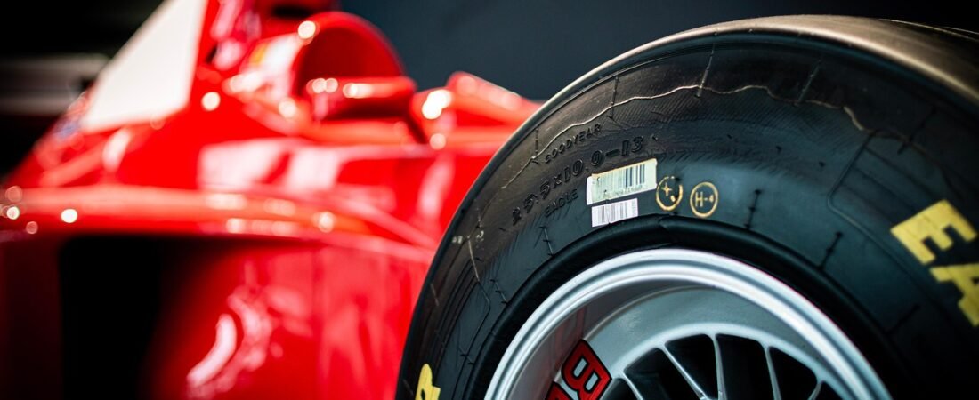 How to Pick the Best Performance Tires for Racing and Fast Driving